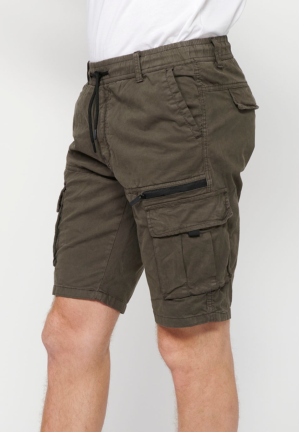 Cargo shorts with side pockets with flap and front closure with zipper and button in Olive Color for Men