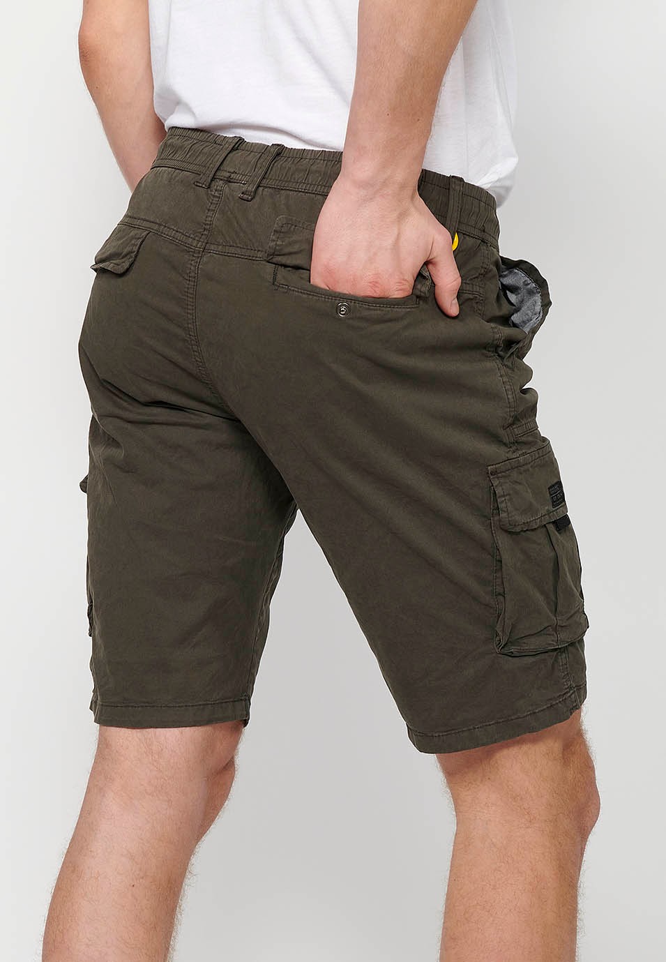 Cargo shorts with side pockets with flap and front closure with zipper and button in Olive Color for Men