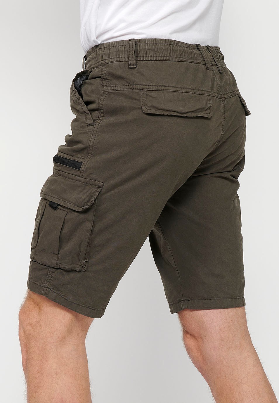 Short cargo avec poches latérales avec rabat et fermeture avant avec fermeture éclair et bouton de couleur olive pour homme