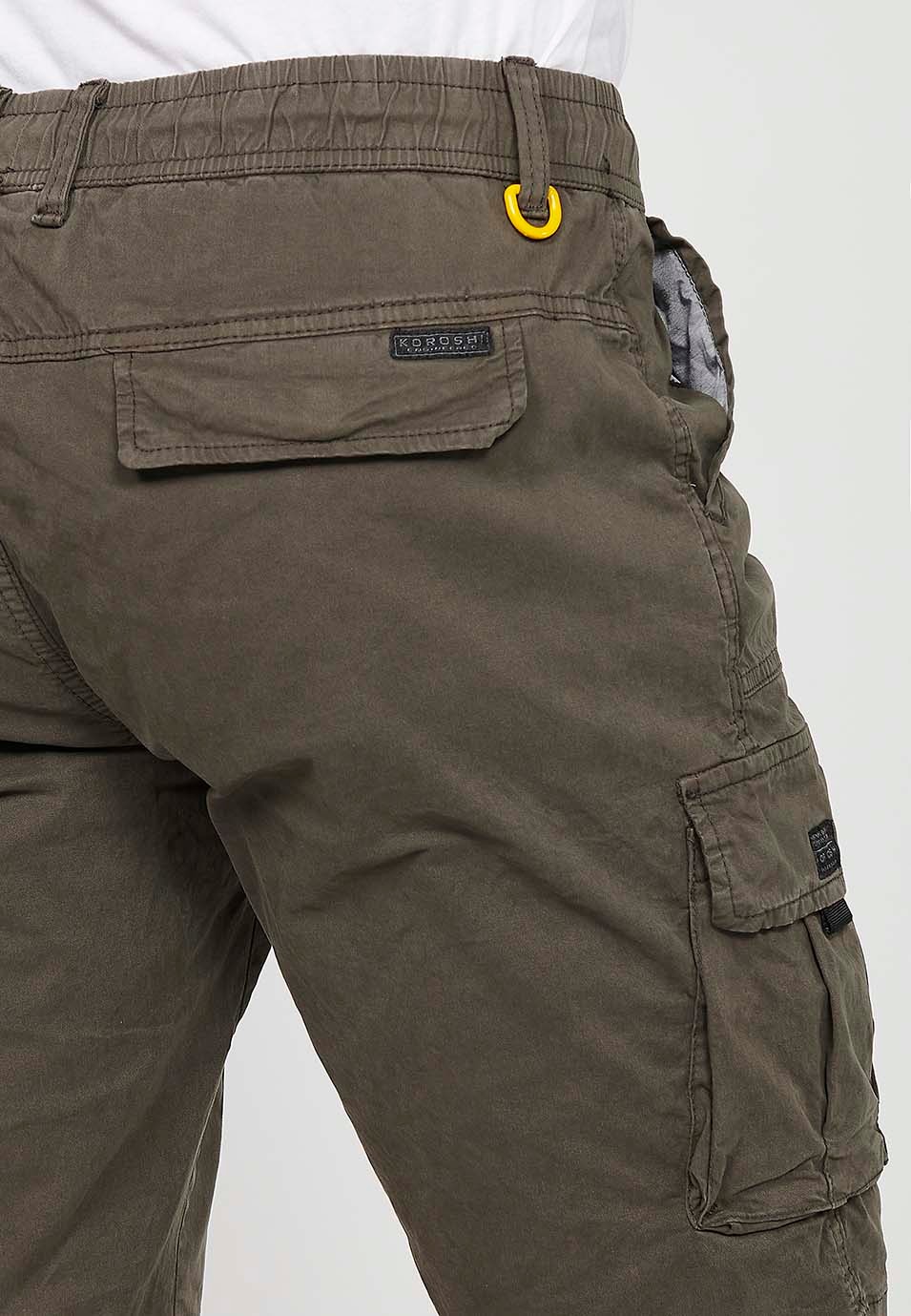 Pantalón corto cargo con Bolsillos laterales con solapa y Cierre delantero con cremallera y botón Color Oliva para Hombre