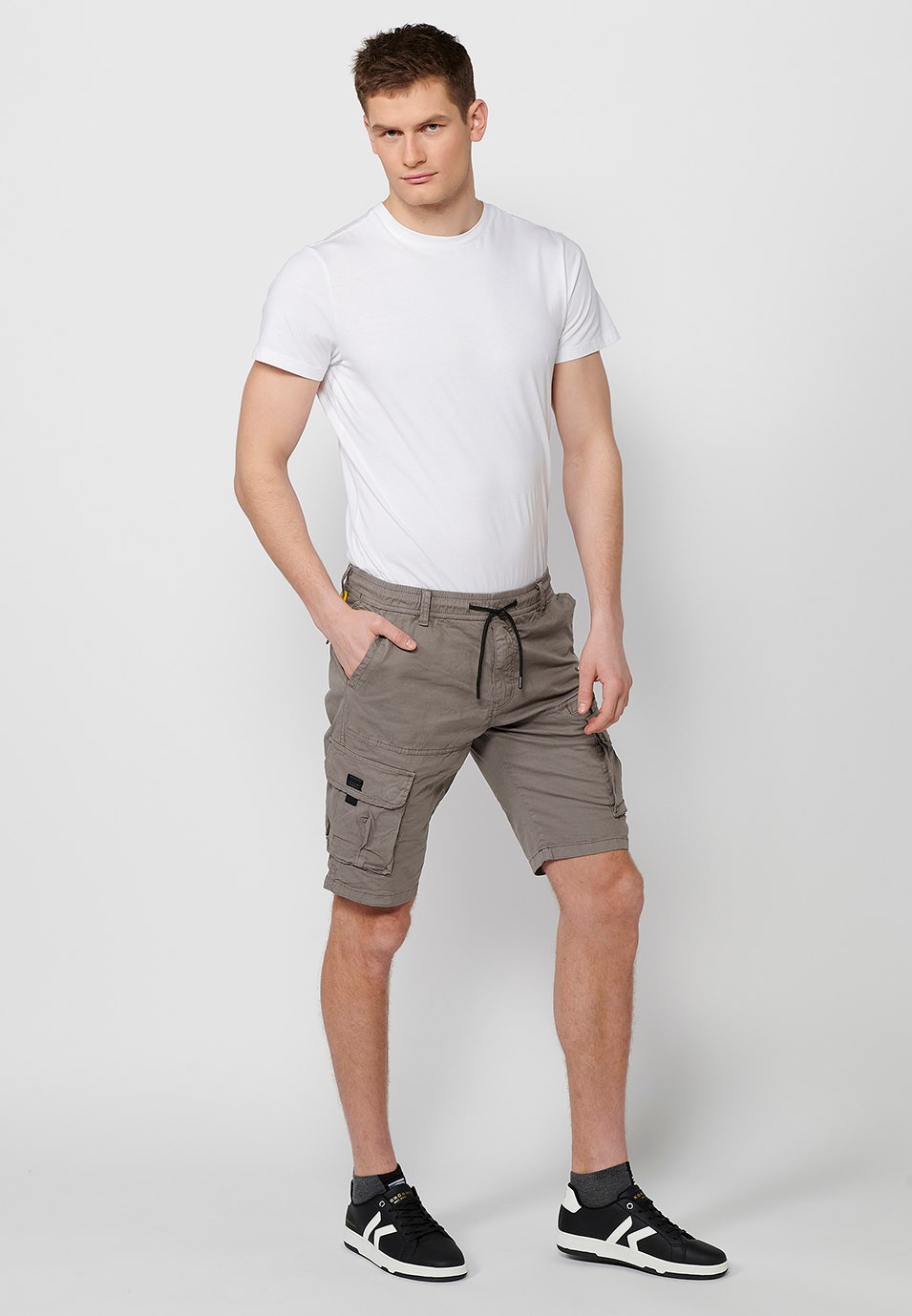 Cargo shorts with side pockets with flap and front closure with zipper and button Taupe Color for Men