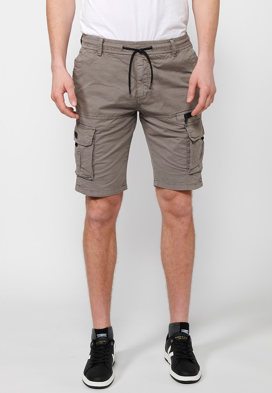 Cargo-Shorts mit Seitentaschen mit Klappe und Frontverschluss mit Reißverschluss und Knopf in Taupe-Farbe für Herren 2