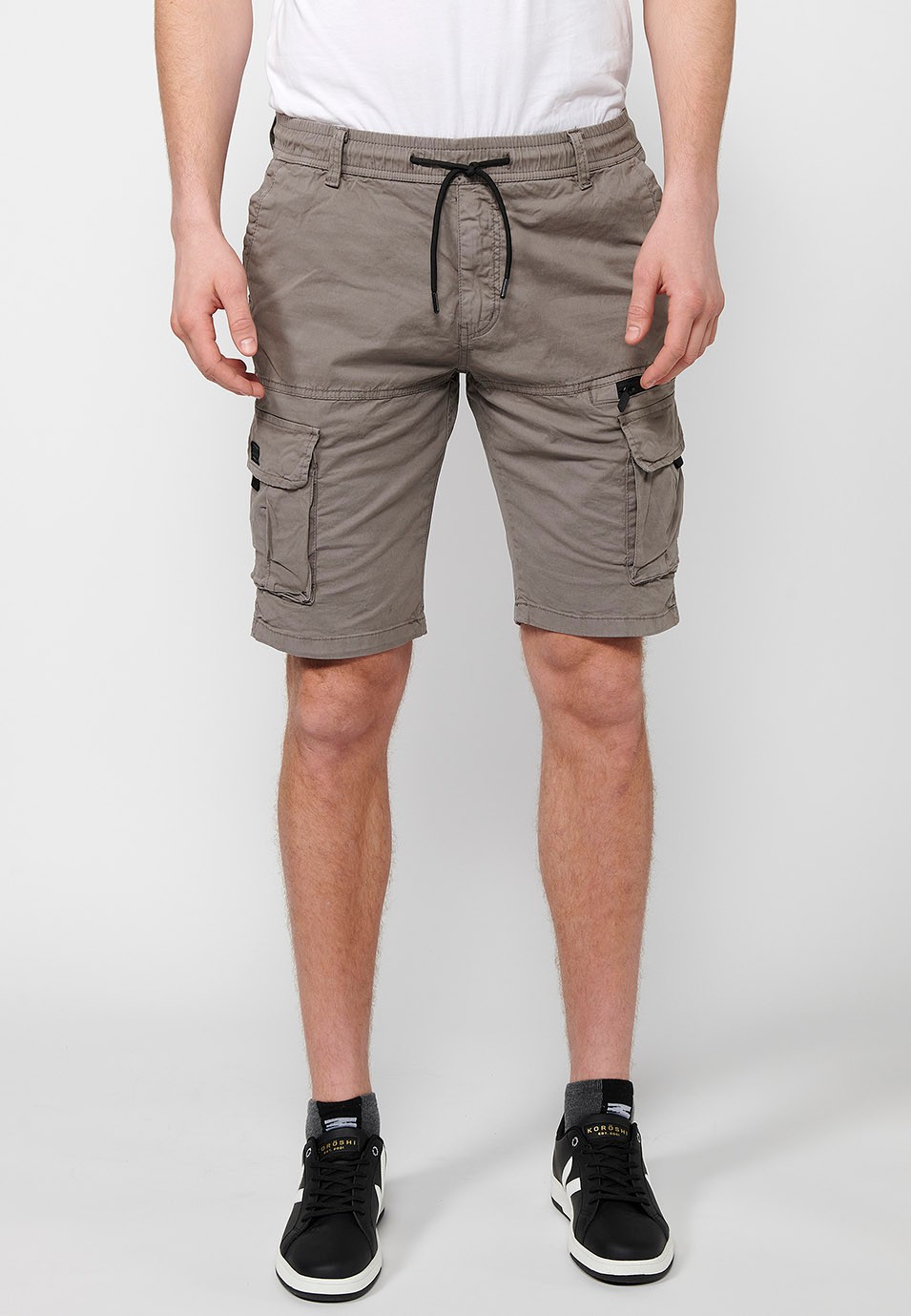 Pantalón corto cargo con Bolsillos laterales con solapa y Cierre delantero con cremallera y botón Color Taupe para Hombre 2