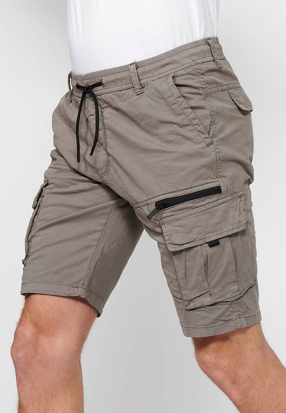 Cargo-Shorts mit Seitentaschen mit Klappe und Frontverschluss mit Reißverschluss und Knopf in Taupe-Farbe für Herren 4