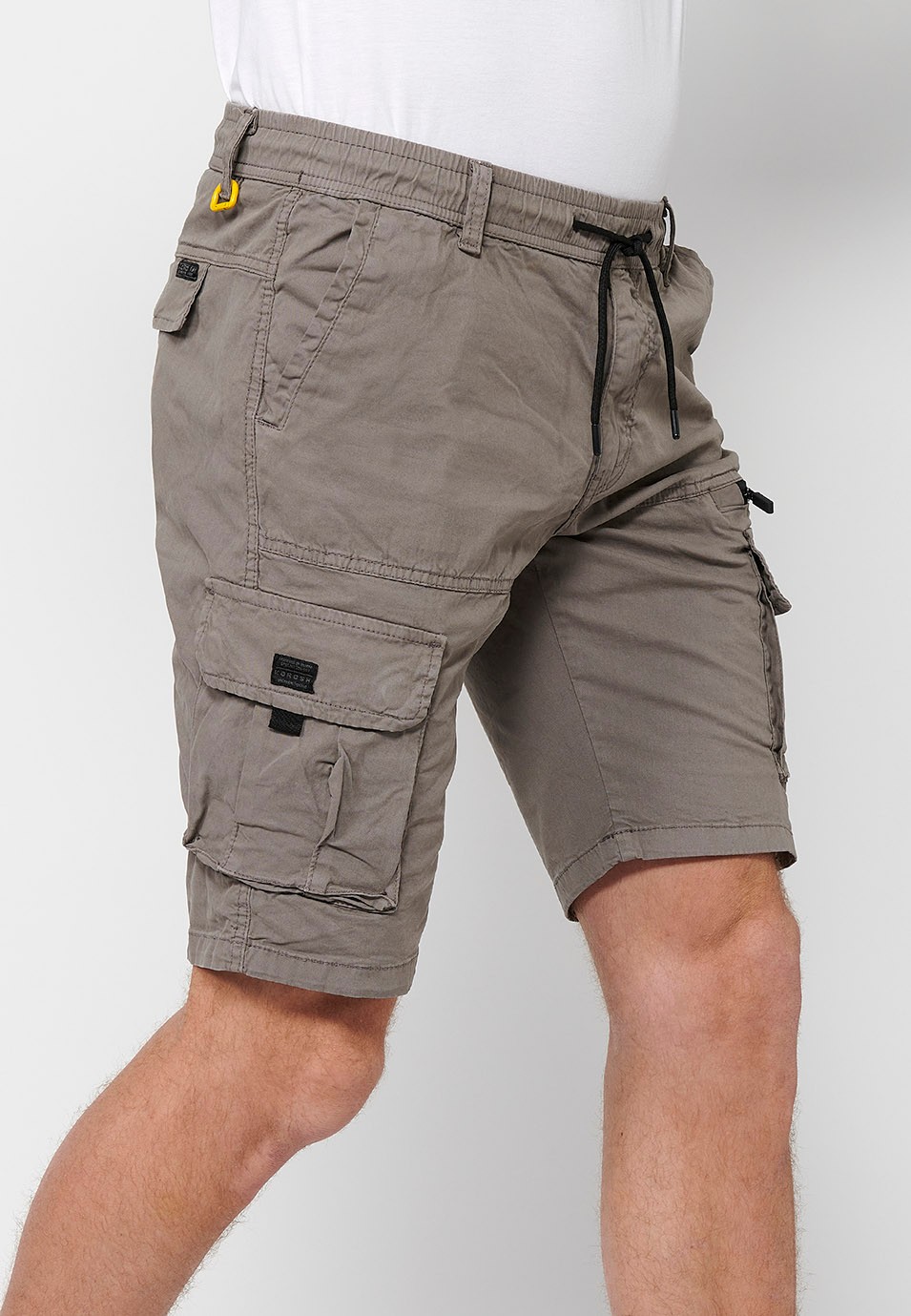 Cargo-Shorts mit Seitentaschen mit Klappe und Frontverschluss mit Reißverschluss und Knopf in Taupe-Farbe für Herren 1