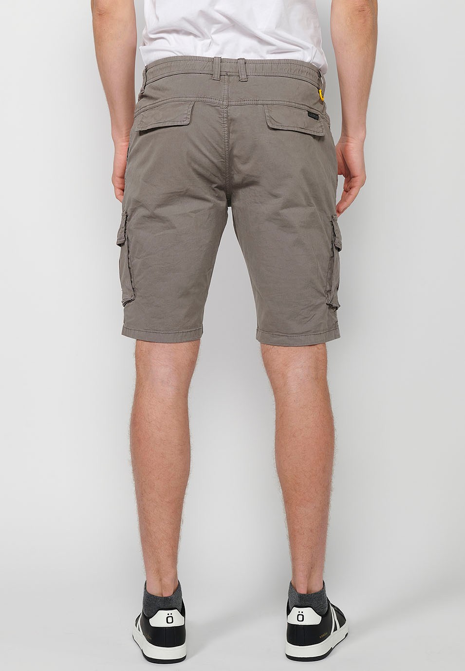 Cargo-Shorts mit Seitentaschen mit Klappe und Frontverschluss mit Reißverschluss und Knopf in Taupe-Farbe für Herren 3