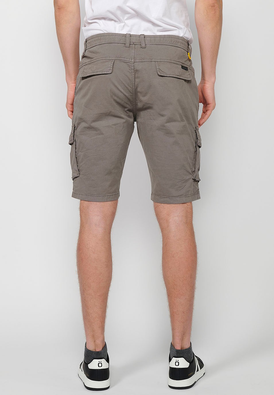 Pantalón corto cargo con Bolsillos laterales con solapa y Cierre delantero con cremallera y botón Color Taupe para Hombre 3