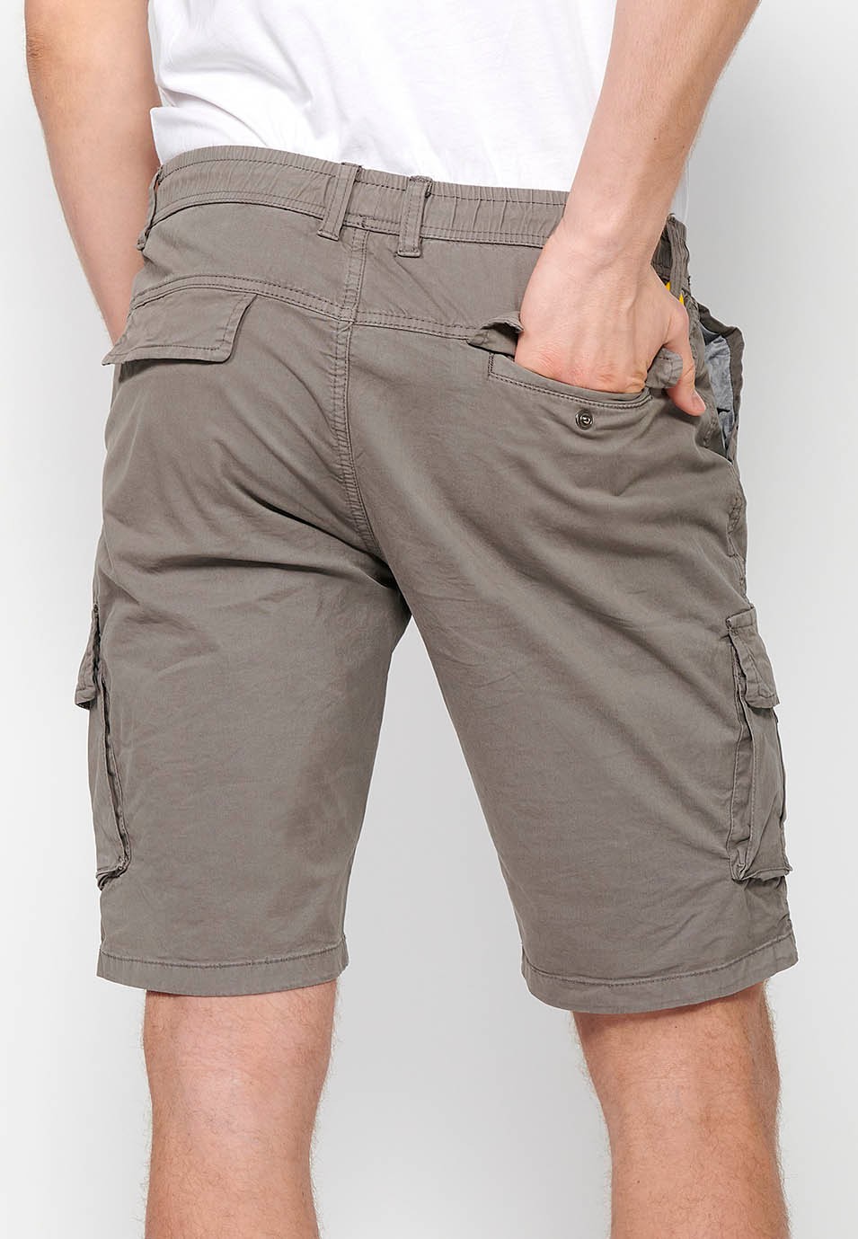 Pantalón corto cargo con Bolsillos laterales con solapa y Cierre delantero con cremallera y botón Color Taupe para Hombre 6