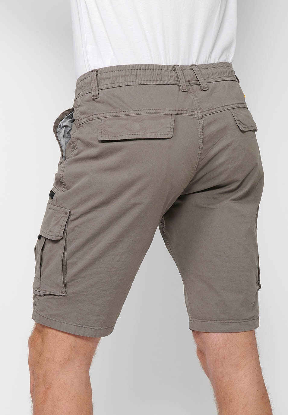 Cargo-Shorts mit Seitentaschen mit Klappe und Frontverschluss mit Reißverschluss und Knopf in Taupe-Farbe für Herren 8