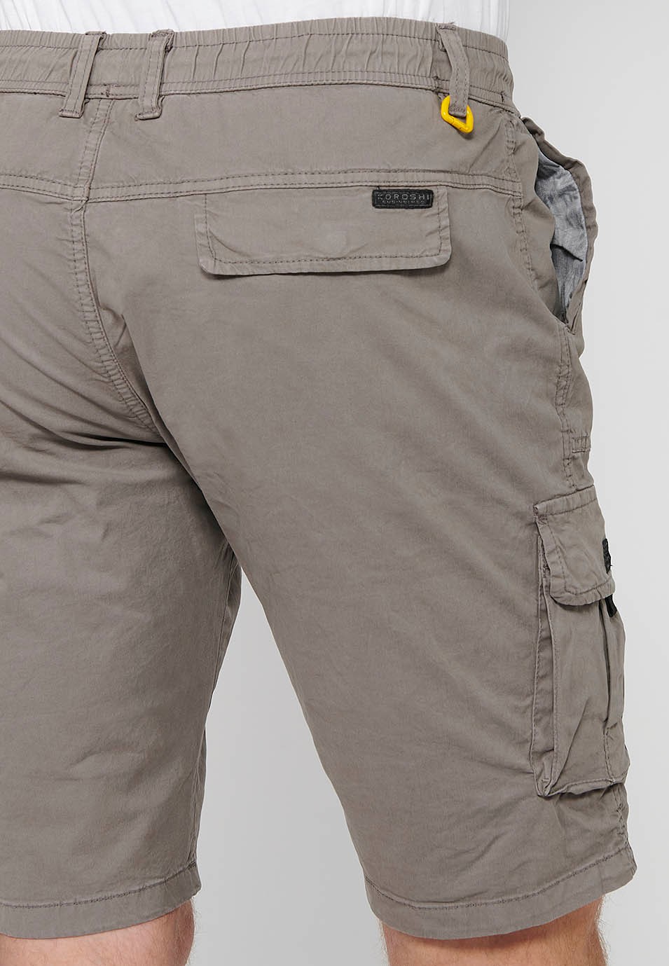 Pantalons curts càrrec amb Butxaques laterals amb solapa i Tancament davanter amb cremallera i botó Color Taupe per a Home 5