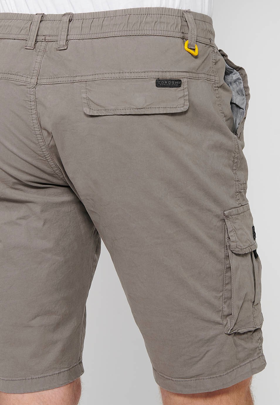 Pantalón corto cargo con Bolsillos laterales con solapa y Cierre delantero con cremallera y botón Color Taupe para Hombre 5