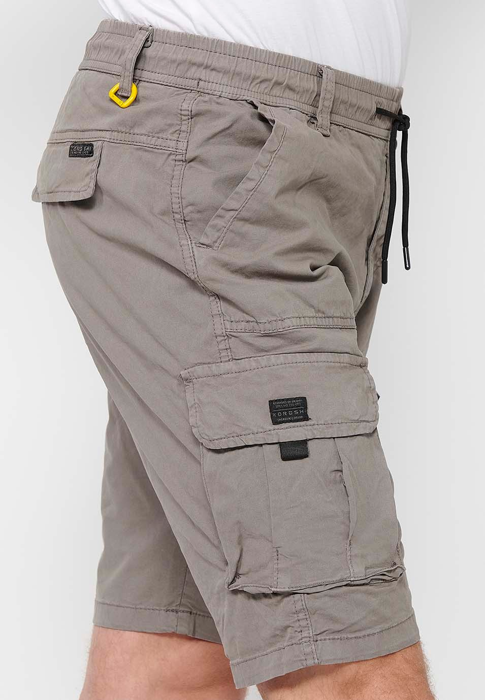 Cargo-Shorts mit Seitentaschen mit Klappe und Frontverschluss mit Reißverschluss und Knopf in Taupe-Farbe für Herren 7