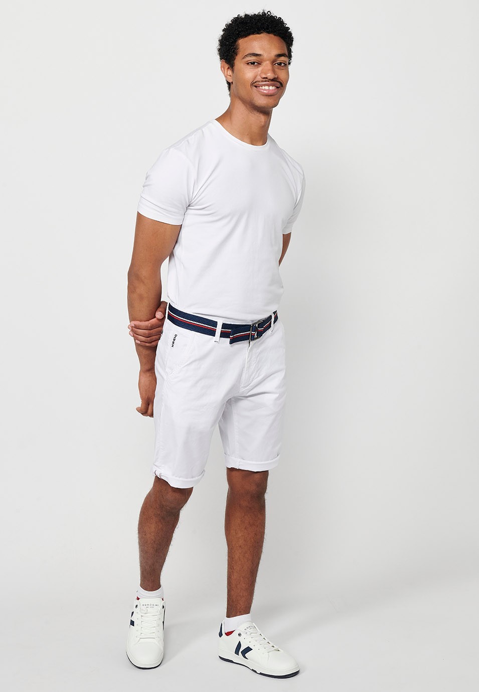 Shorts mit Umschlag, Frontverschluss mit Reißverschluss, Knopf und Gürtel in Weiß für Herren