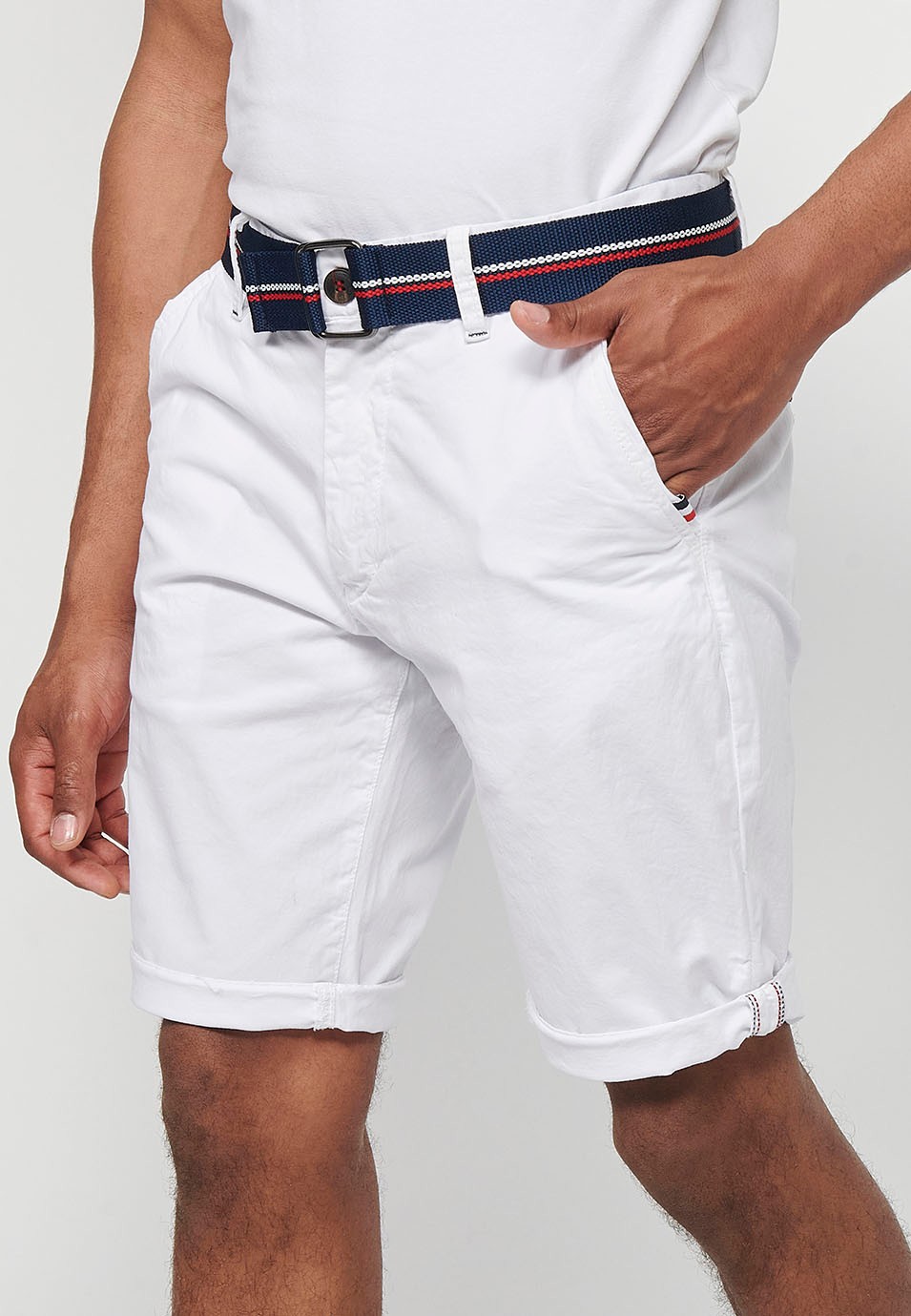 Shorts mit Umschlag, Frontverschluss mit Reißverschluss, Knopf und Gürtel in Weiß für Herren 1