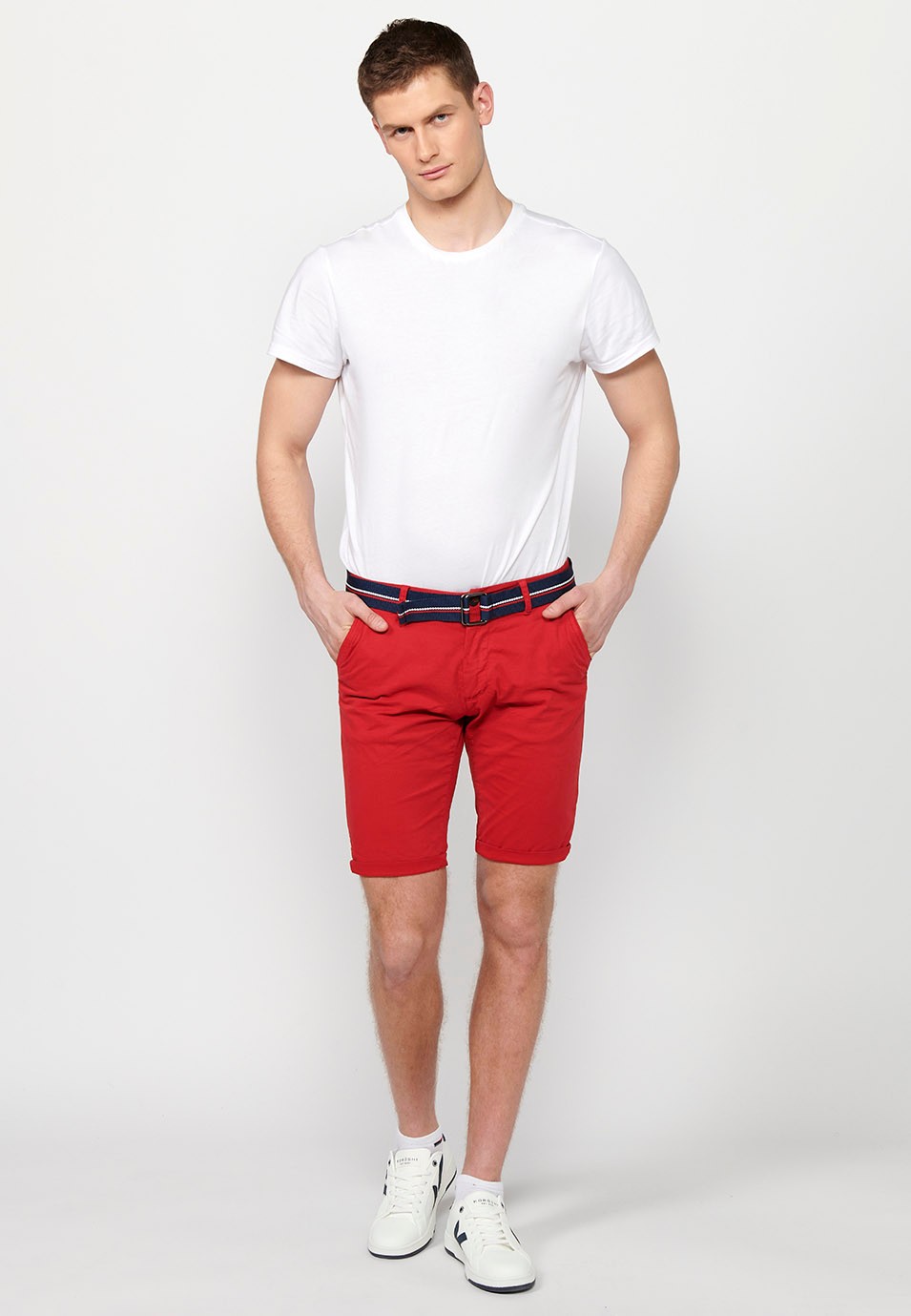 Shorts mit Bündchen, Frontverschluss mit Reißverschluss, Knopf und Gürtel in Rot für Herren
