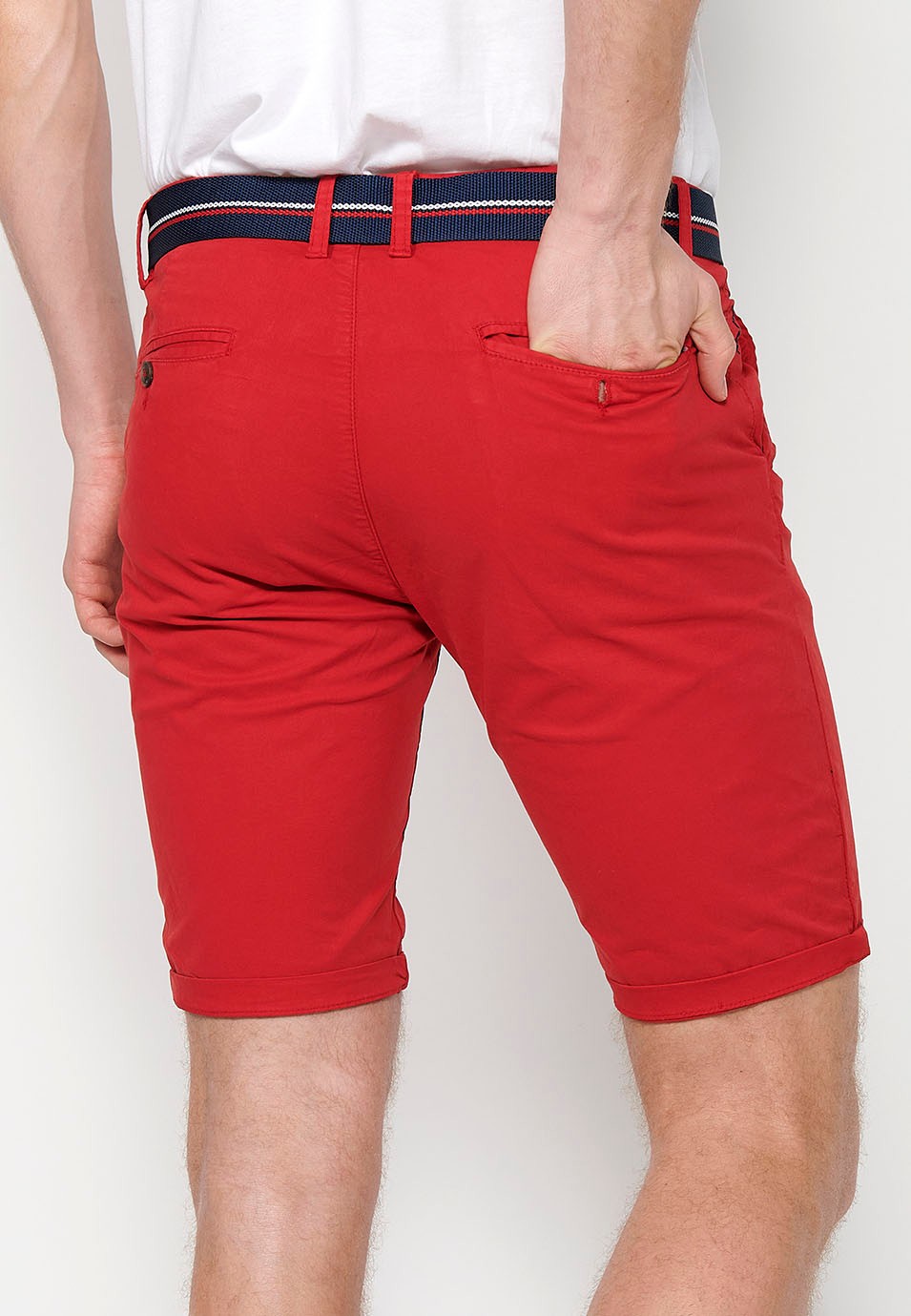 Pantalons curts acabats en volta amb Tancament davanter amb cremallera i botó i cinturó de Color Roig per a Home 8