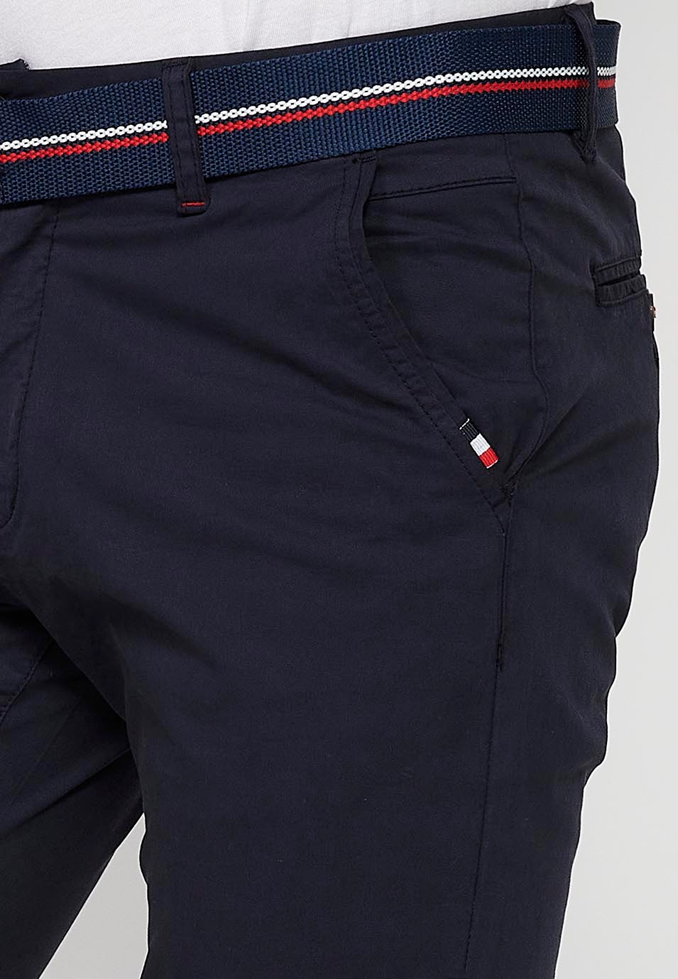 Pantalón corto acabado en vuelta con Cierre delantero con cremallera y botón y cinturón de Color Navy para Hombre