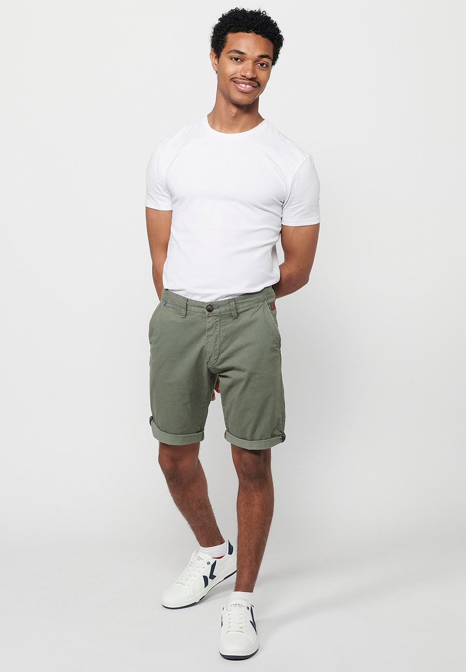 Bermuda-Chino-Shorts mit Umschlag, Reißverschluss vorne und Knopfverschluss und vier Taschen in grüner Farbe für Herren