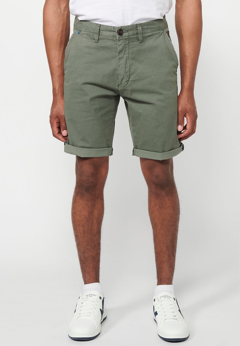 Bermuda-Chino-Shorts mit Umschlag, Reißverschluss vorne und Knopfverschluss und vier Taschen in grüner Farbe für Herren 2