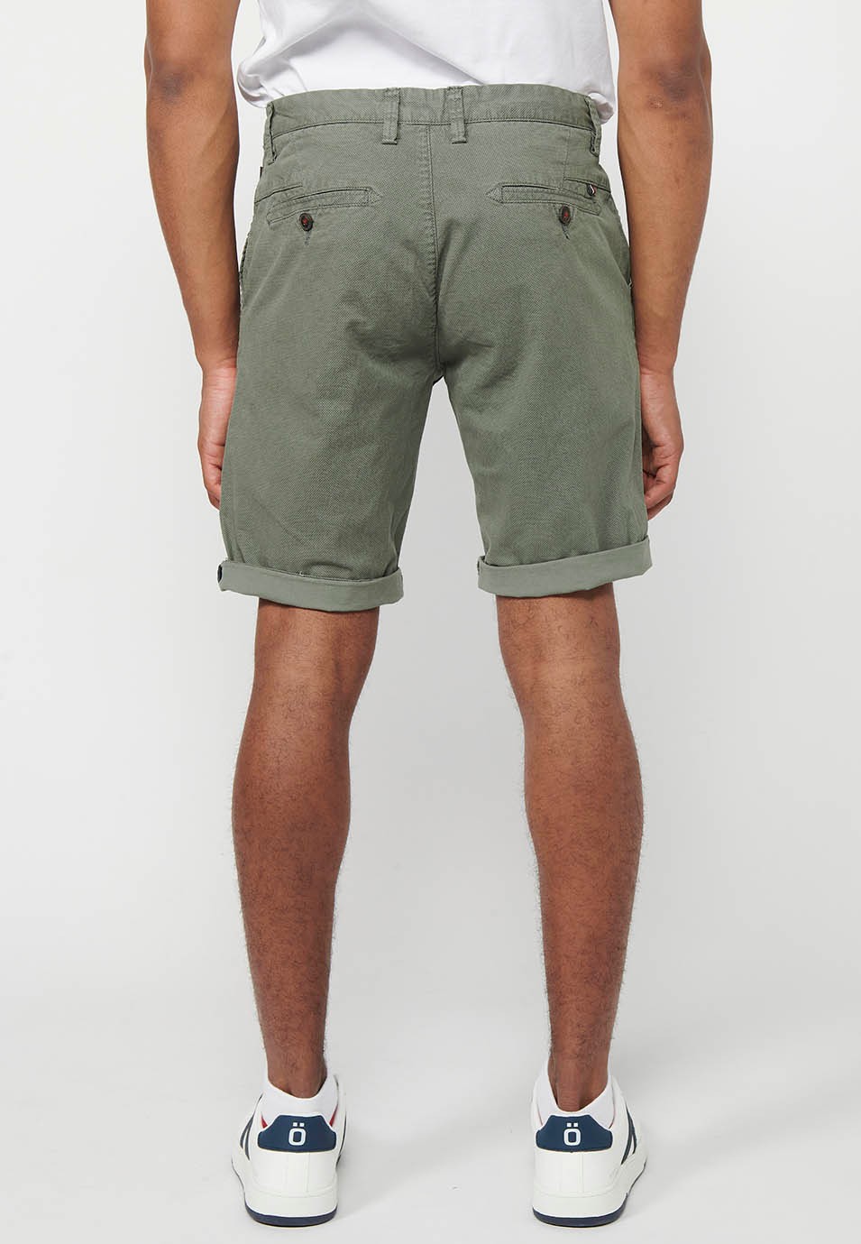 Bermuda-Chino-Shorts mit Umschlag, Reißverschluss vorne und Knopfverschluss und vier Taschen in grüner Farbe für Herren 4