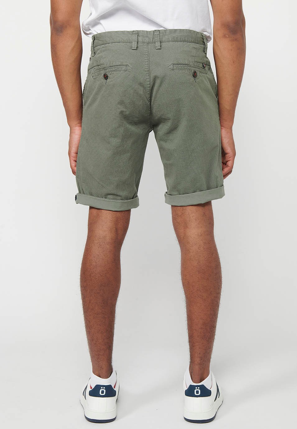 Pantalón corto Bermuda Chino acabado en vuelta con Cierre delantero con cremallera y botón con Cuatro bolsillos de Color Verde para Hombre 4