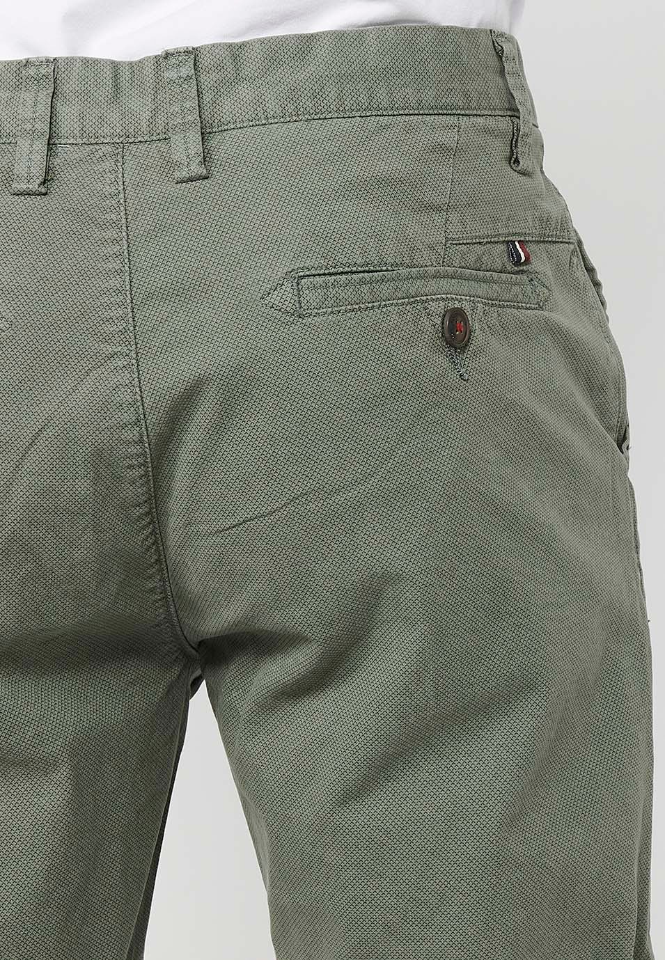 Pantalón corto Bermuda Chino acabado en vuelta con Cierre delantero con cremallera y botón con Cuatro bolsillos de Color Verde para Hombre 9