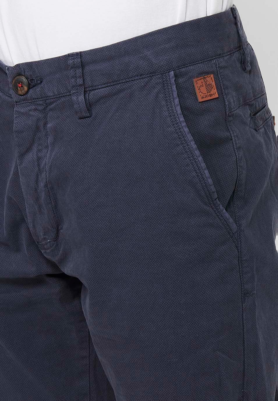 Pantalón corto Bermuda Chino acabado en vuelta con Cierre delantero con cremallera y botón con Cuatro bolsillos de Color Navy para Hombre 7