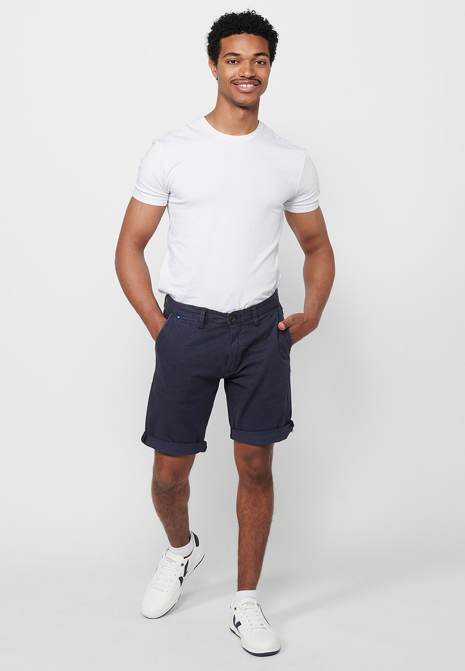 Pantalón corto Bermuda Chino acabado en vuelta con Cierre delantero con cremallera y botón con Cuatro bolsillos de Color Navy para Hombre