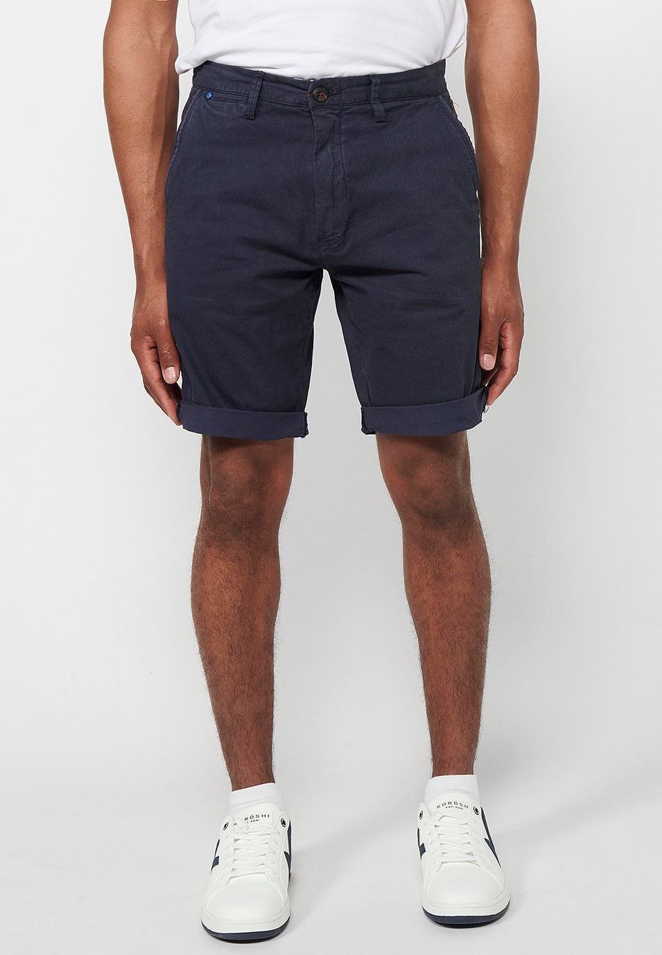 Pantalón corto Bermuda Chino acabado en vuelta con Cierre delantero con cremallera y botón con Cuatro bolsillos de Color Navy para Hombre 1