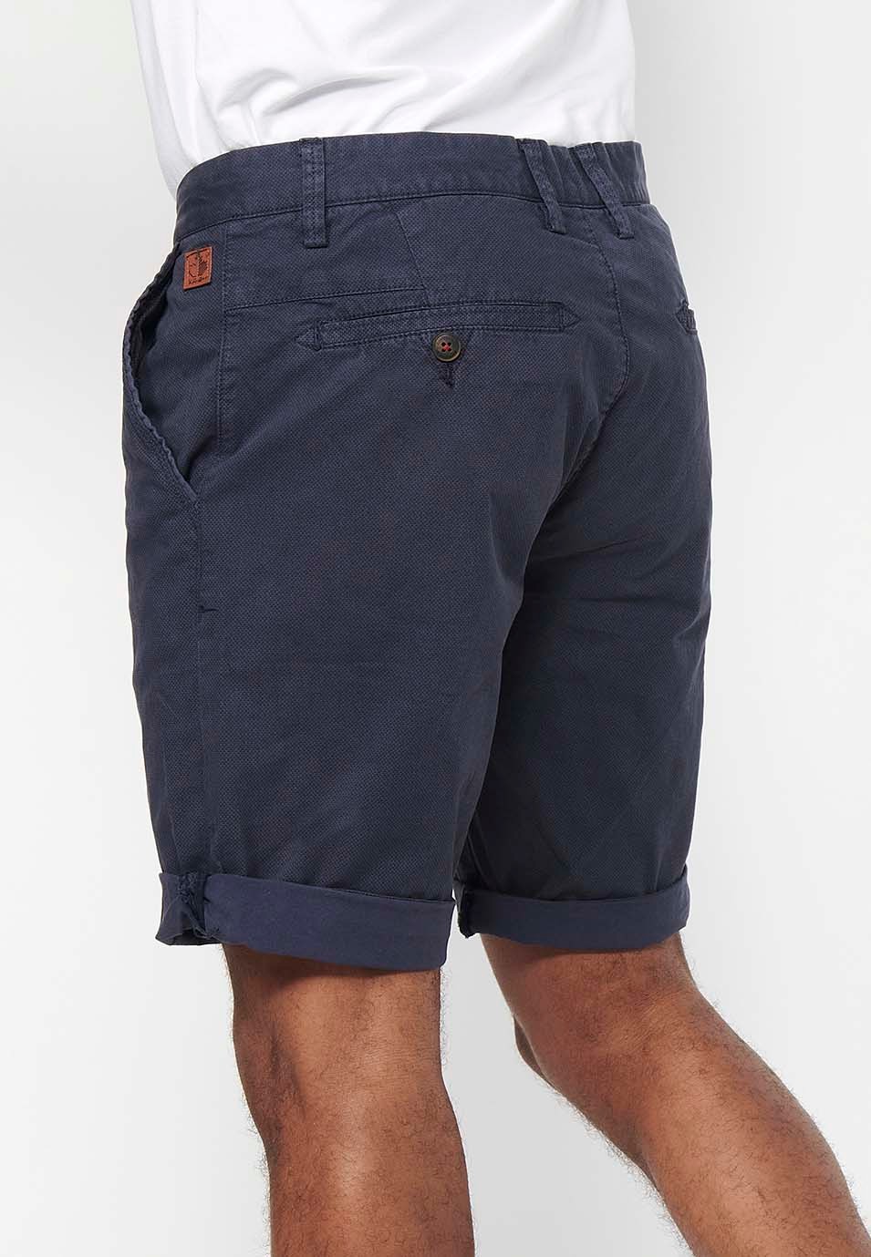 Pantalón corto Bermuda Chino acabado en vuelta con Cierre delantero con cremallera y botón con Cuatro bolsillos de Color Navy para Hombre 4