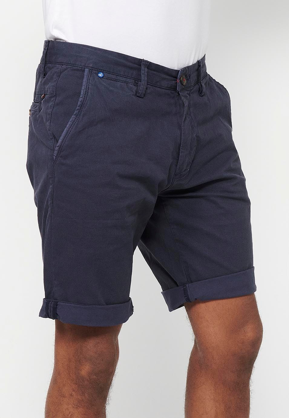 Pantalón corto Bermuda Chino acabado en vuelta con Cierre delantero con cremallera y botón con Cuatro bolsillos de Color Navy para Hombre 3