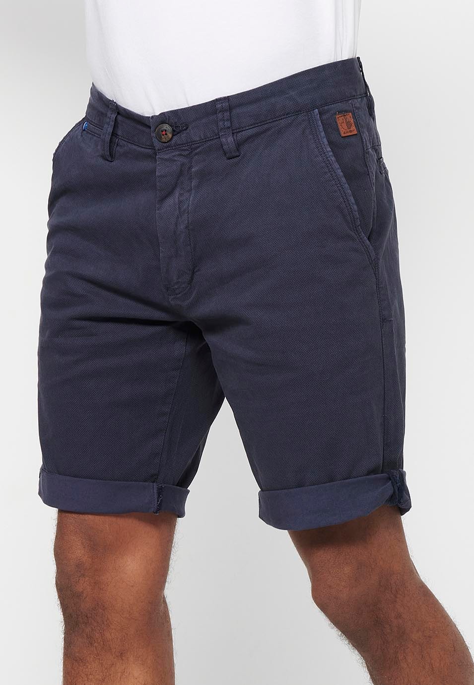 Pantalón corto Bermuda Chino acabado en vuelta con Cierre delantero con cremallera y botón con Cuatro bolsillos de Color Navy para Hombre 9