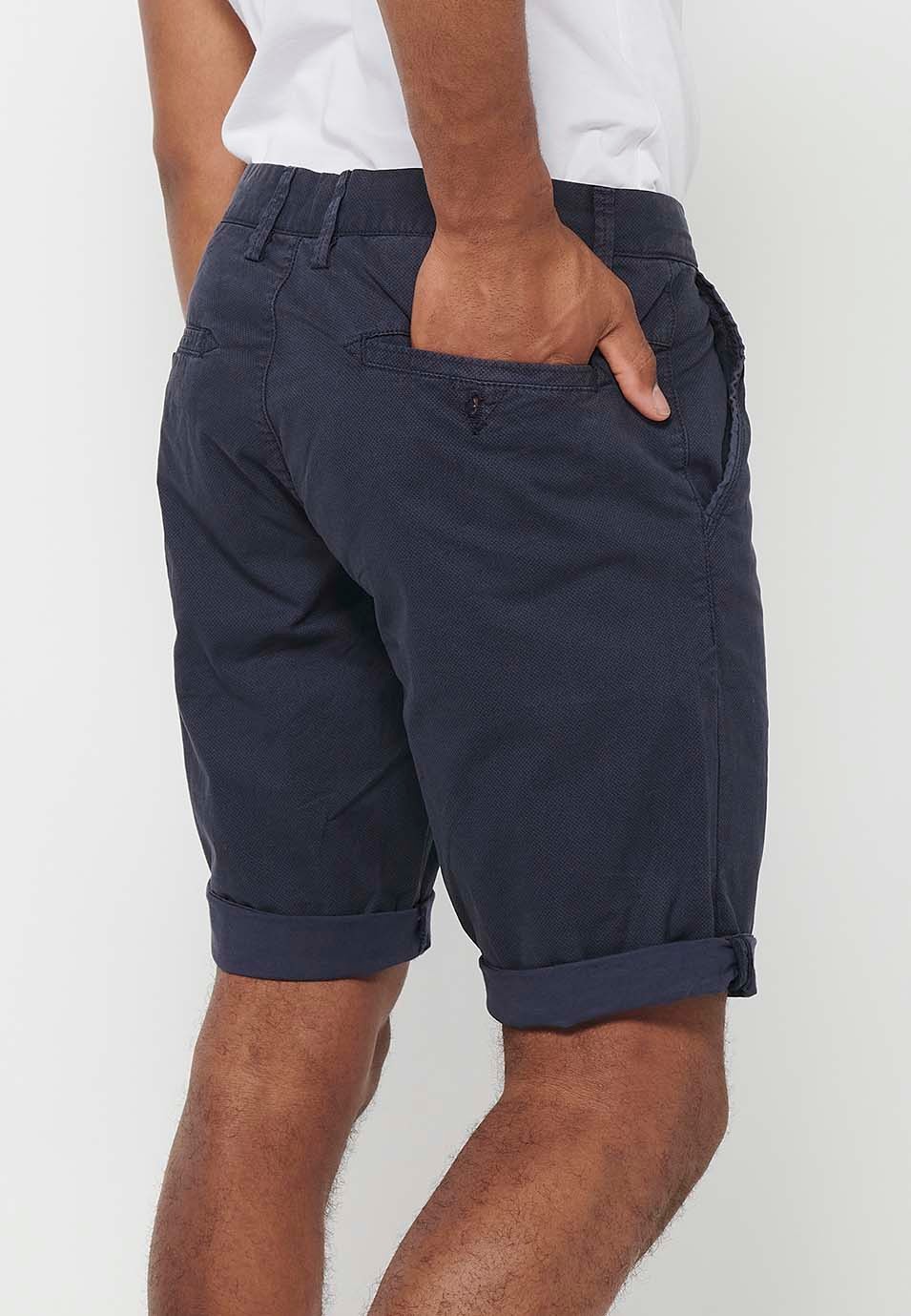 Pantalón corto Bermuda Chino acabado en vuelta con Cierre delantero con cremallera y botón con Cuatro bolsillos de Color Navy para Hombre 5