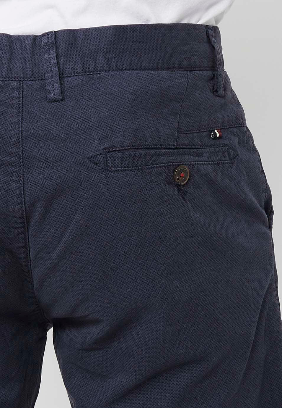 Pantalón corto Bermuda Chino acabado en vuelta con Cierre delantero con cremallera y botón con Cuatro bolsillos de Color Navy para Hombre 6