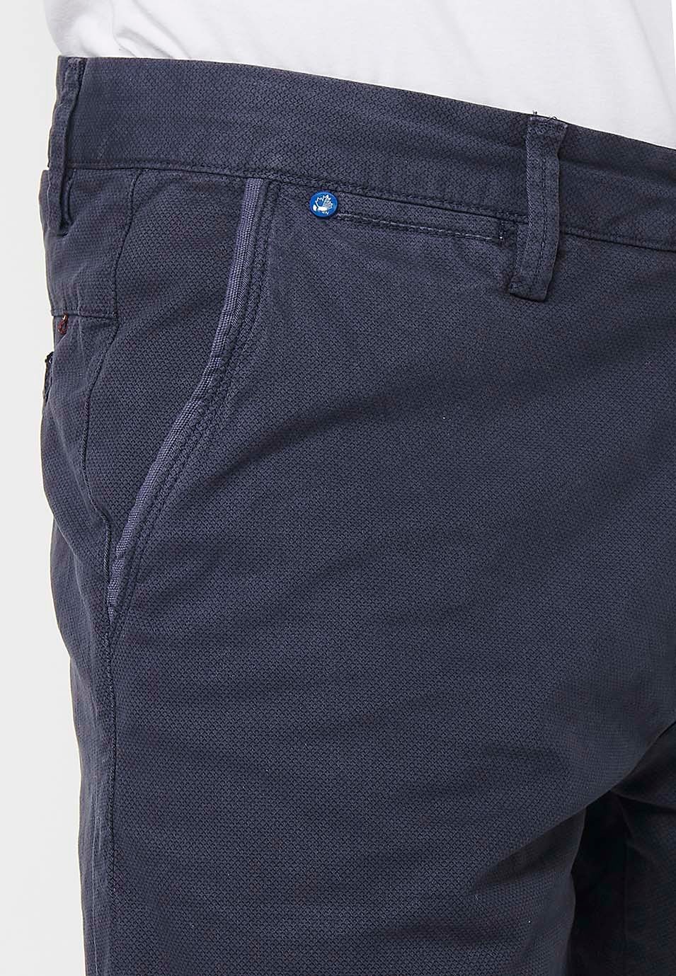 Pantalón corto Bermuda Chino acabado en vuelta con Cierre delantero con cremallera y botón con Cuatro bolsillos de Color Navy para Hombre 8