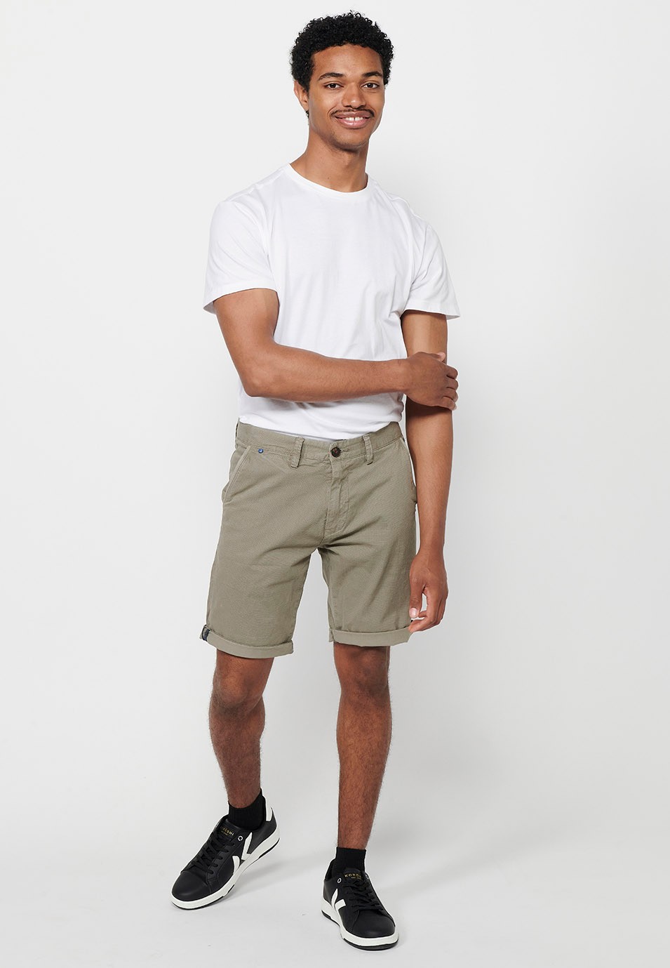 Herren-Bermuda-Chino-Shorts mit Umschlag, Reißverschluss vorne und Knopfverschluss sowie vier Taschen in Nerzfarbe
