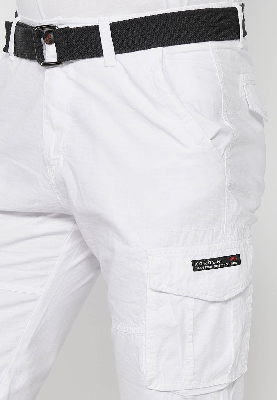 Short cargo en coton avec ceinture et fermeture avant avec fermeture éclair et bouton avec poches, deux poches arrière à rabat et deux pantalons cargo en Blanc pour homme 6
