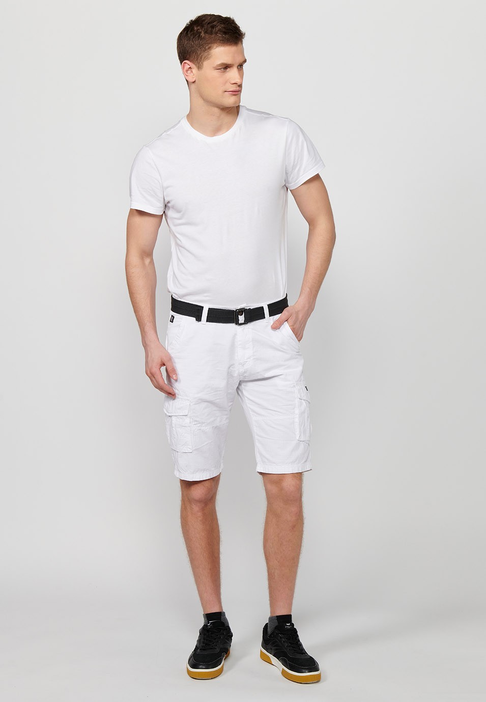 Cotton cargo shorts with belt and front closure with zipper and button with pockets, two back pockets with flap and two cargo pants in White for Men