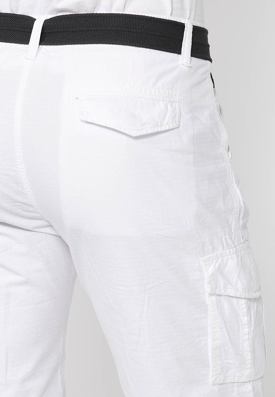 Short cargo en coton avec ceinture et fermeture avant avec fermeture éclair et bouton avec poches, deux poches arrière à rabat et deux pantalons cargo en Blanc pour homme 8
