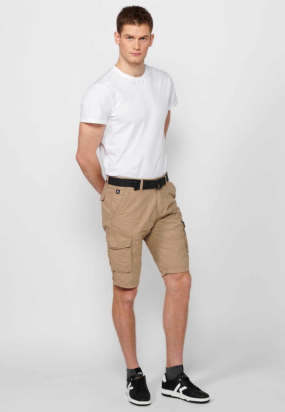 Cotton cargo shorts with belt and front closure with zipper and button with pockets, two back pockets with flap and two cargo pants in Beige Color for Men