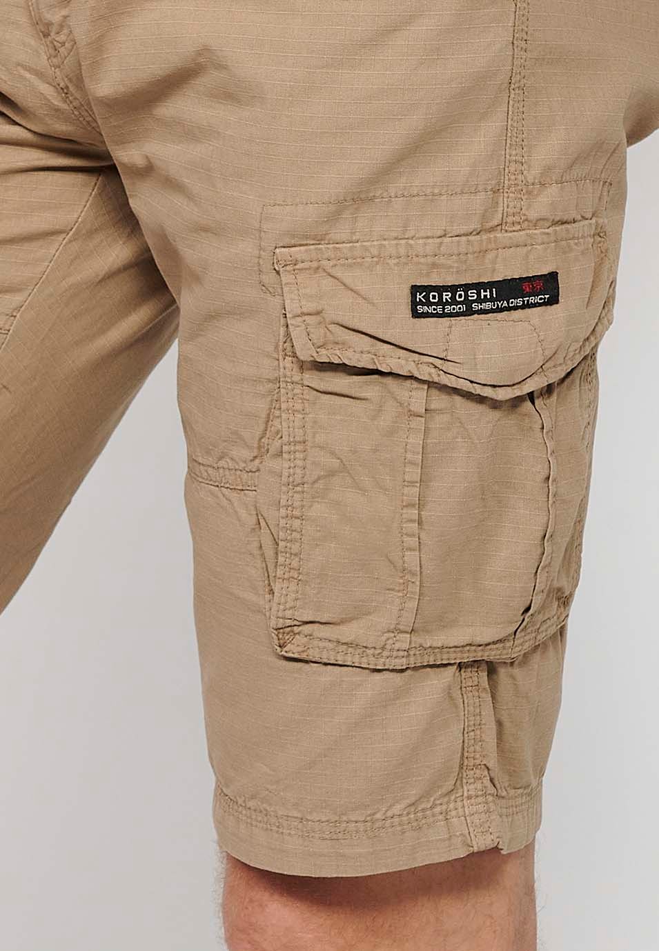 Short cargo en coton avec ceinture et fermeture avant avec fermeture éclair et bouton avec poches, deux poches arrière avec rabat et deux pantalons cargo de couleur Beige pour homme 2