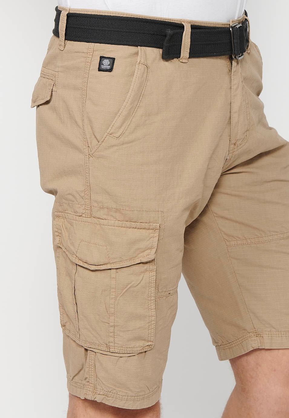 Short cargo en coton avec ceinture et fermeture avant avec fermeture éclair et bouton avec poches, deux poches arrière avec rabat et deux pantalons cargo de couleur Beige pour homme 7