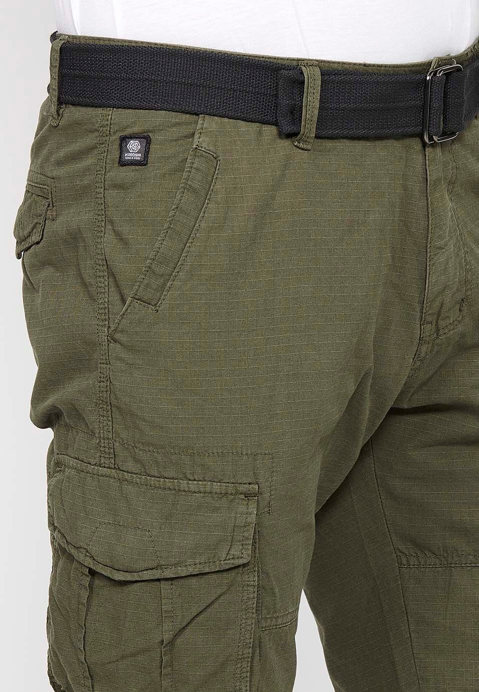 Short cargo en coton avec ceinture et fermeture avant avec fermeture éclair et bouton avec poches, deux poches arrière avec rabat et deux pantalons cargo verts pour Homme 9