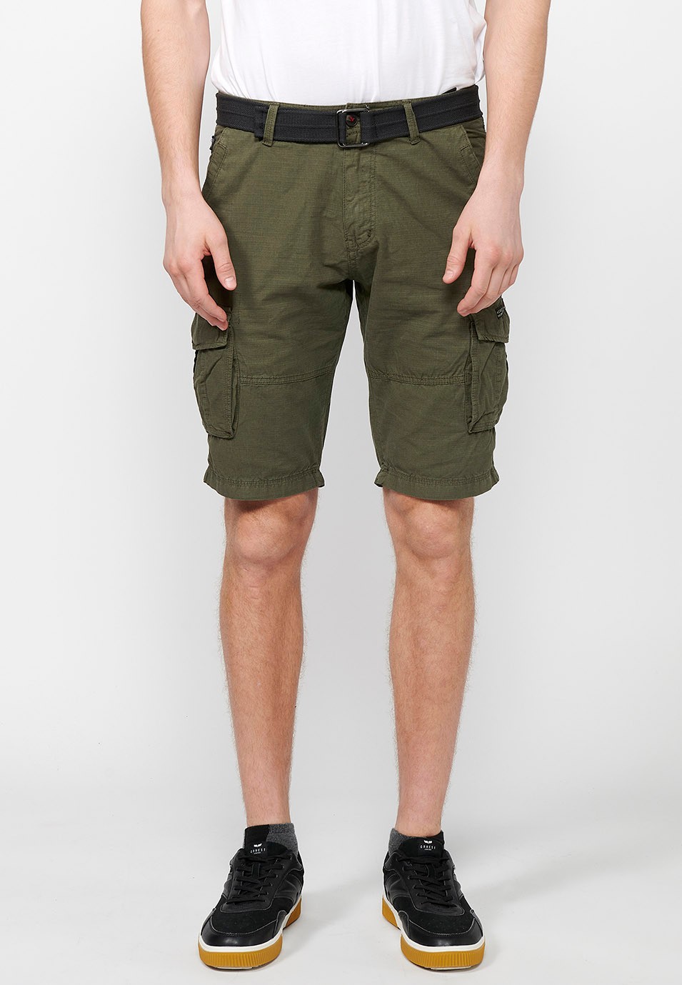 Short cargo en coton avec ceinture et fermeture avant avec fermeture éclair et bouton avec poches, deux poches arrière avec rabat et deux pantalons cargo verts pour Homme 4