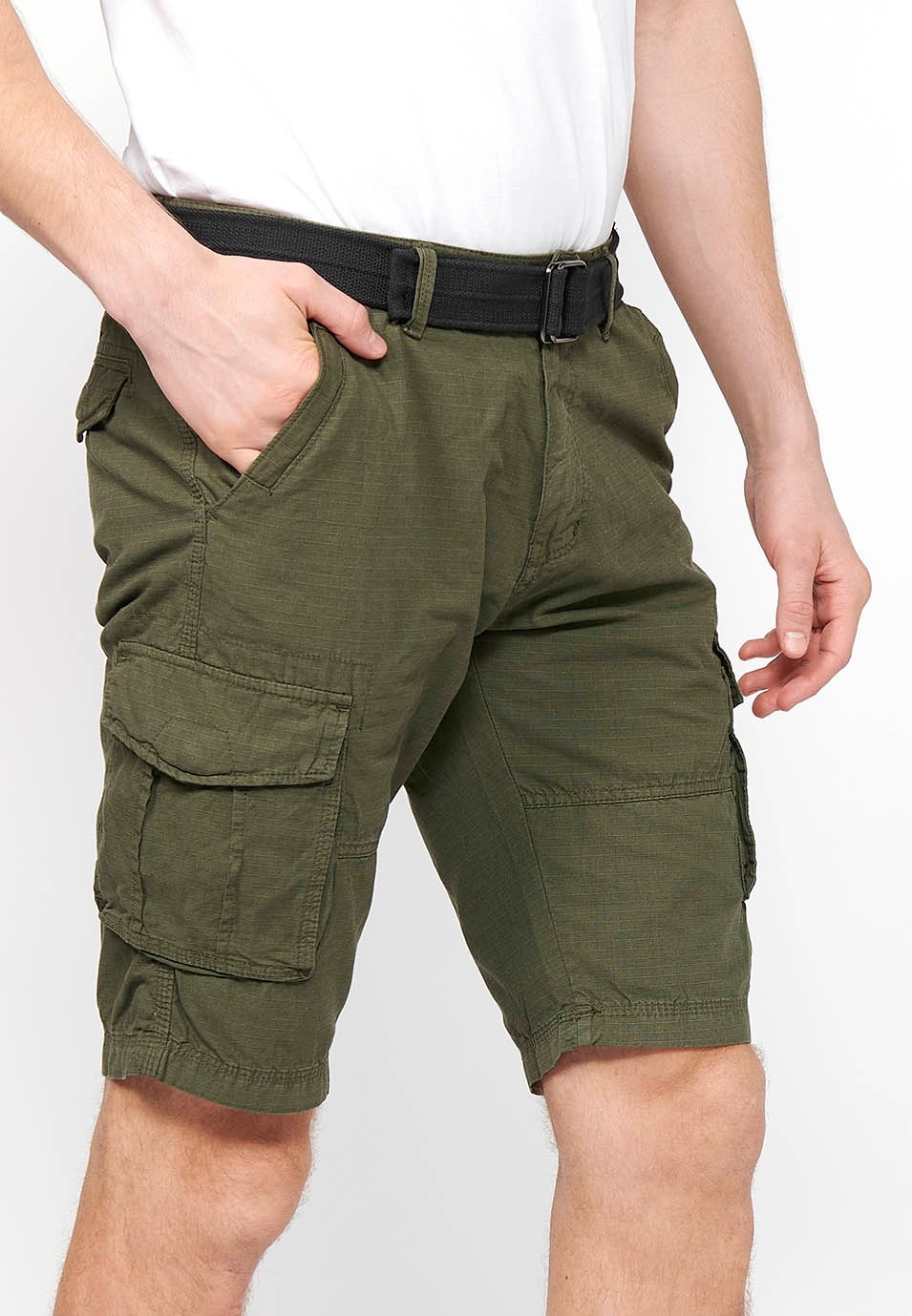 Short cargo en coton avec ceinture et fermeture avant avec fermeture éclair et bouton avec poches, deux poches arrière avec rabat et deux pantalons cargo verts pour Homme 3