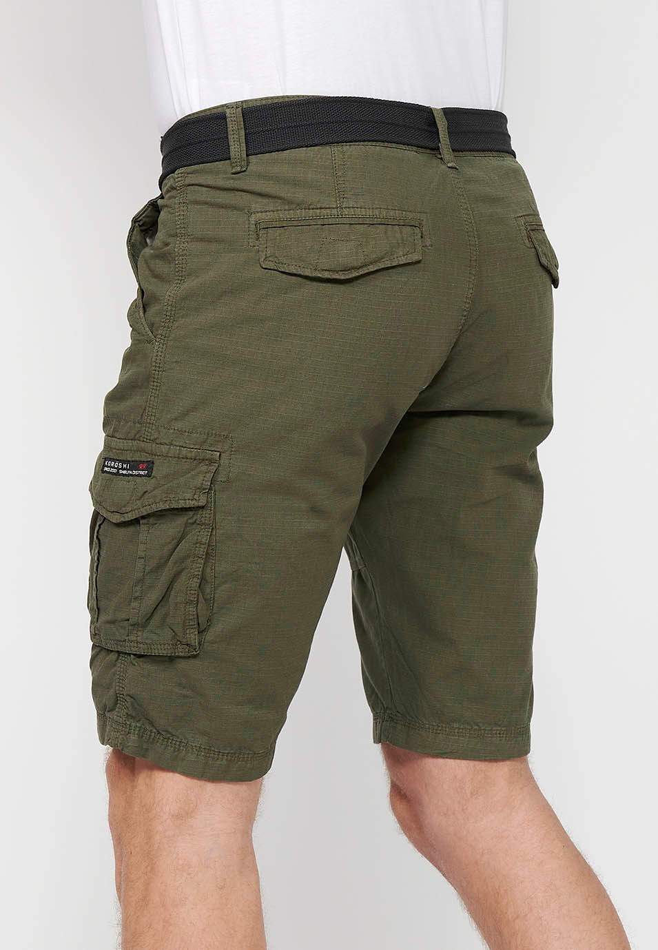 Short cargo en coton avec ceinture et fermeture avant avec fermeture éclair et bouton avec poches, deux poches arrière avec rabat et deux pantalons cargo verts pour Homme 7