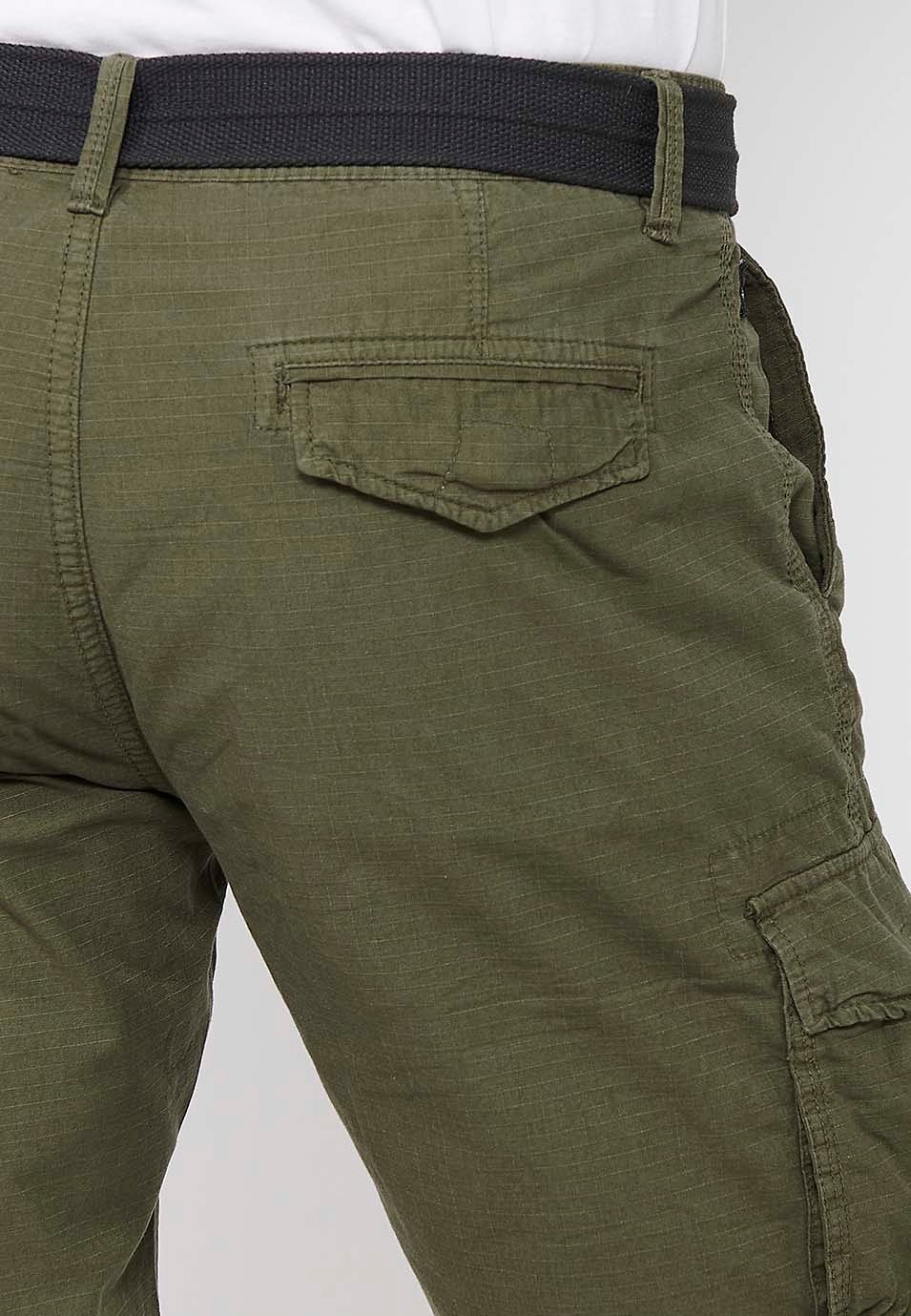 Short cargo en coton avec ceinture et fermeture avant avec fermeture éclair et bouton avec poches, deux poches arrière avec rabat et deux pantalons cargo verts pour Homme 6