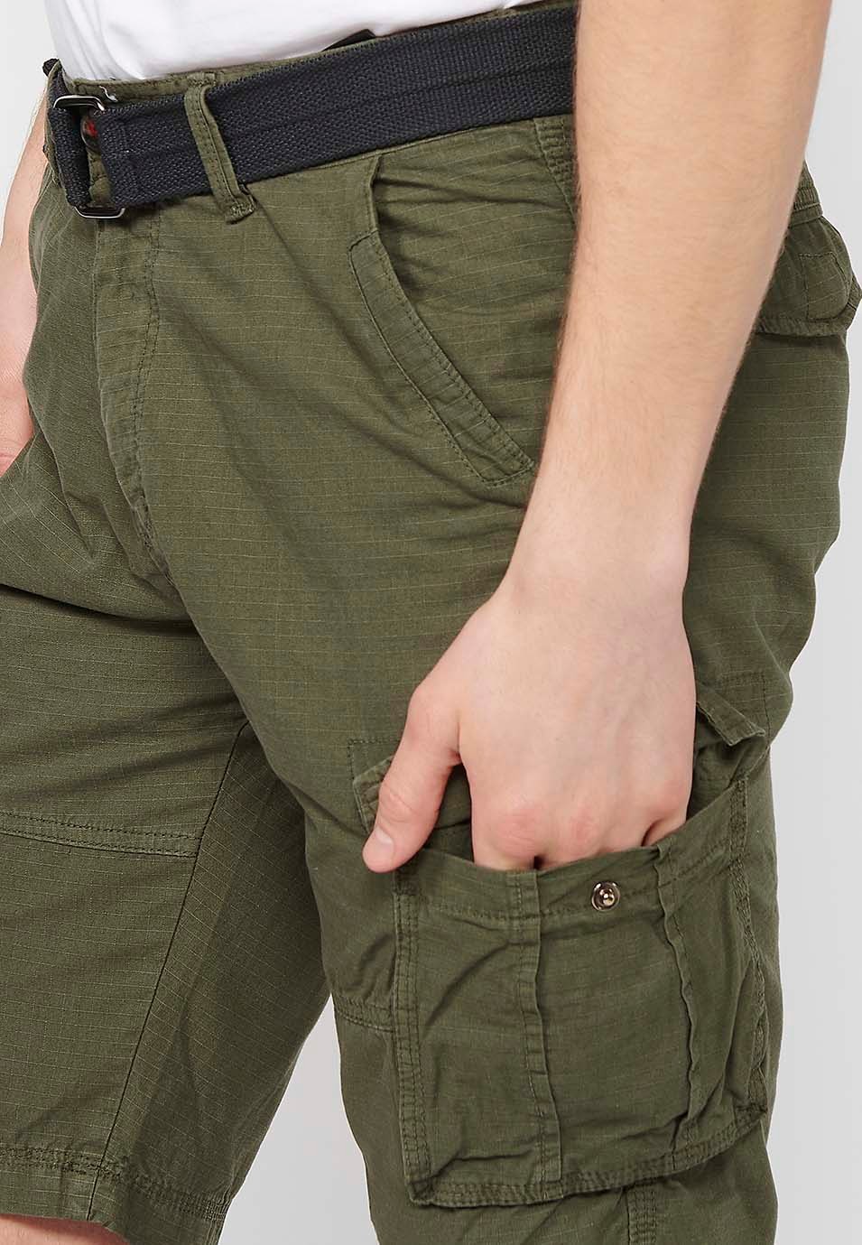 Short cargo en coton avec ceinture et fermeture avant avec fermeture éclair et bouton avec poches, deux poches arrière avec rabat et deux pantalons cargo verts pour Homme 8