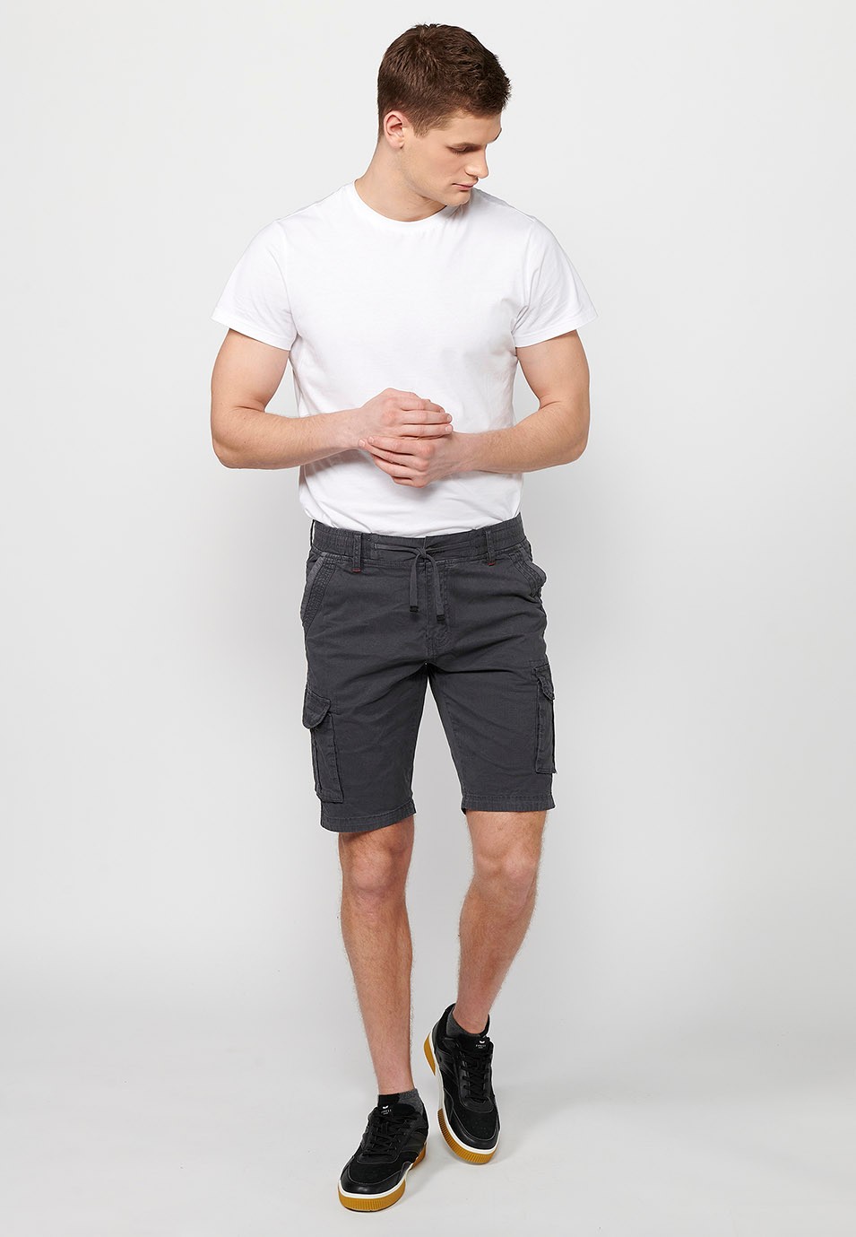 Cargo-Shorts mit Frontverschluss mit Reißverschluss und Knopf und vier Taschen, zwei Gesäßtaschen mit Patte, zwei Cargotaschen mit Patte und verstellbarer Taille mit Kordelzug in Grau für Herren