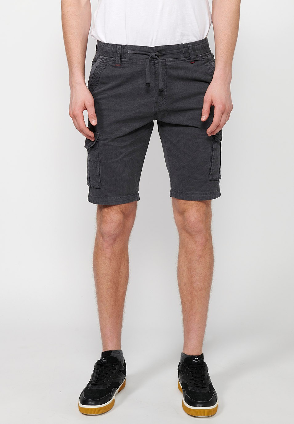 Pantalón corto cargo con Cierre delantero con cremallera y botón y Cuatro bolsillos, dos traseros con solapa con Dos bolsillos cargo con solapa y Cintura ajustable con cordón de Color Gris para Hombre 3